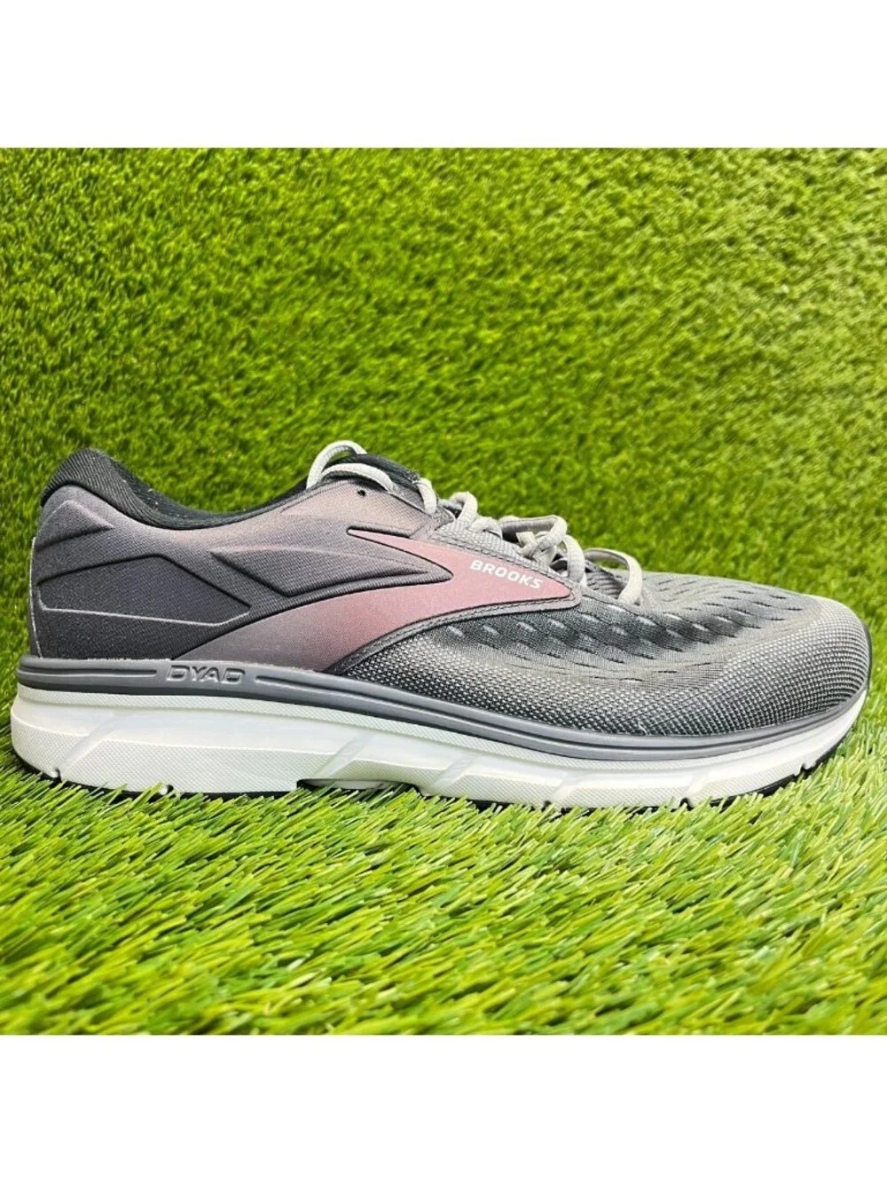 Brooks Dyad 11 Mens Size 10 4E Gray Athletic Running Walking Shoes Sneakers